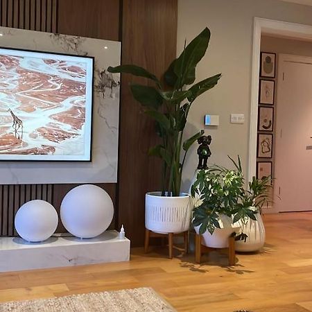 Cosy Bedroom In Luxury Apartment 런던 외부 사진