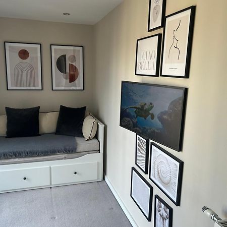 Cosy Bedroom In Luxury Apartment 런던 외부 사진