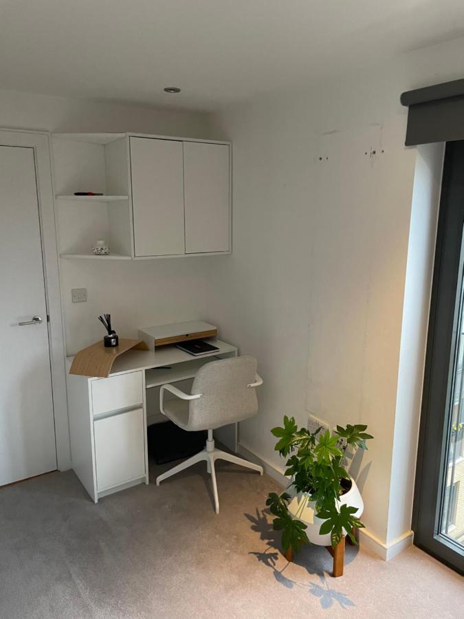Cosy Bedroom In Luxury Apartment 런던 외부 사진