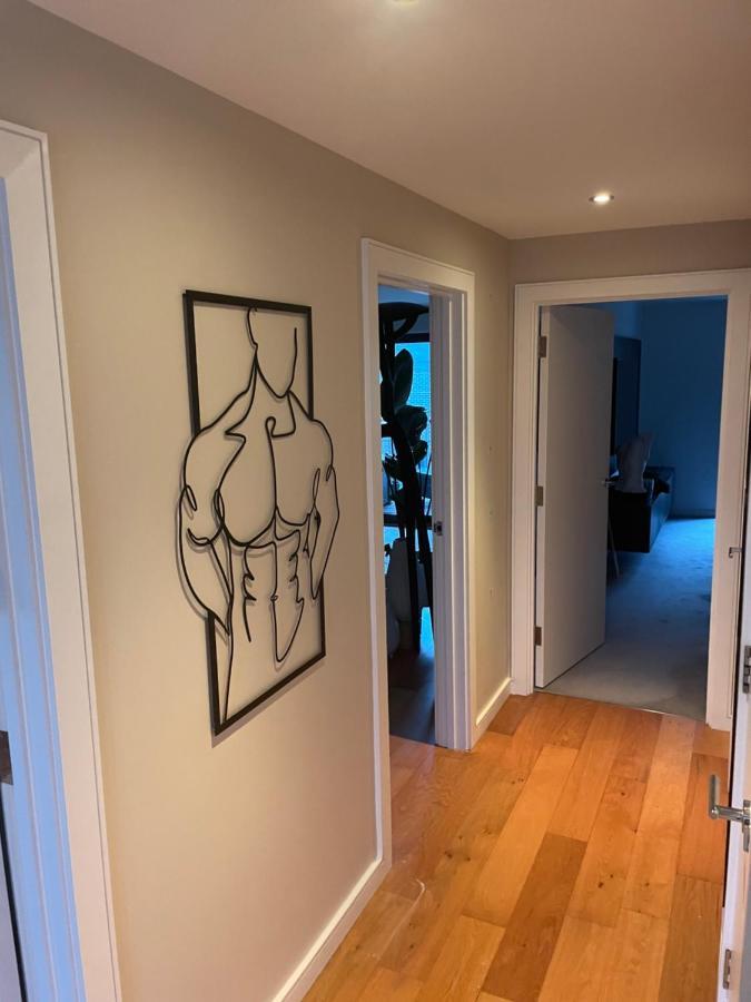 Cosy Bedroom In Luxury Apartment 런던 외부 사진