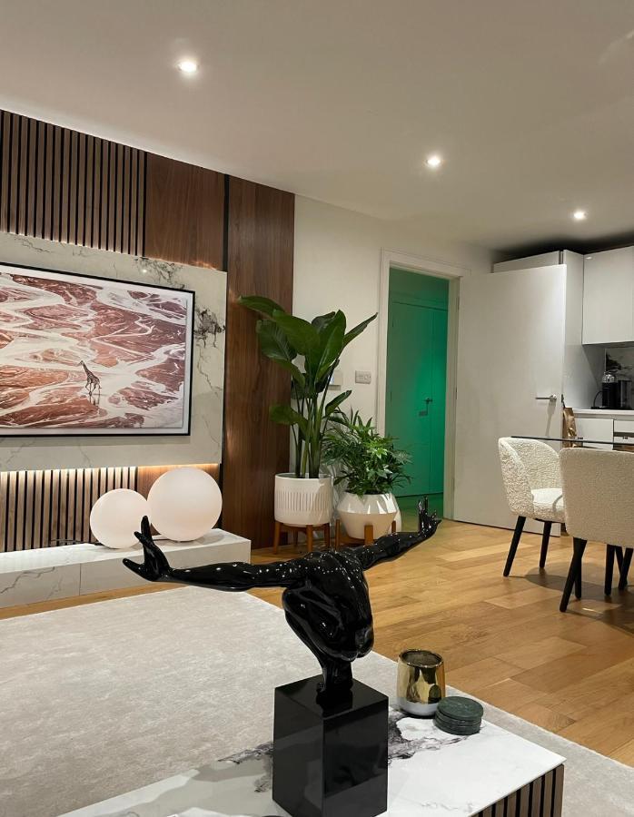 Cosy Bedroom In Luxury Apartment 런던 외부 사진