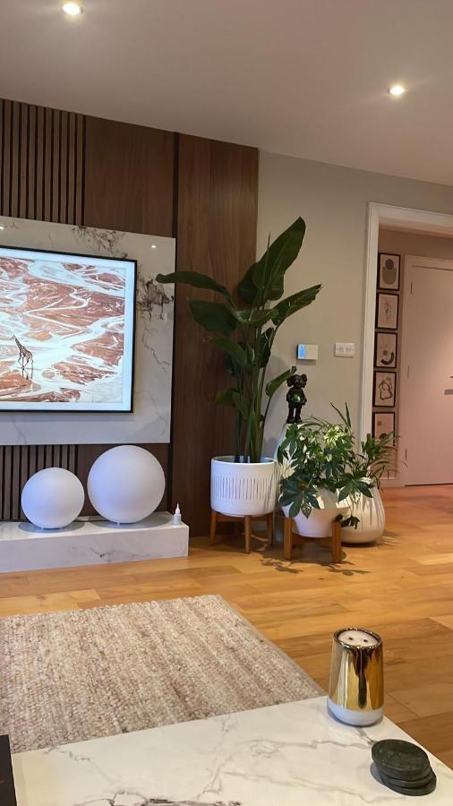 Cosy Bedroom In Luxury Apartment 런던 외부 사진