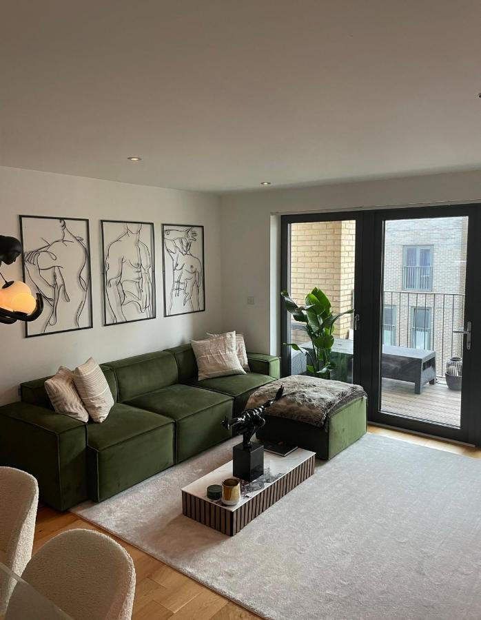 Cosy Bedroom In Luxury Apartment 런던 외부 사진