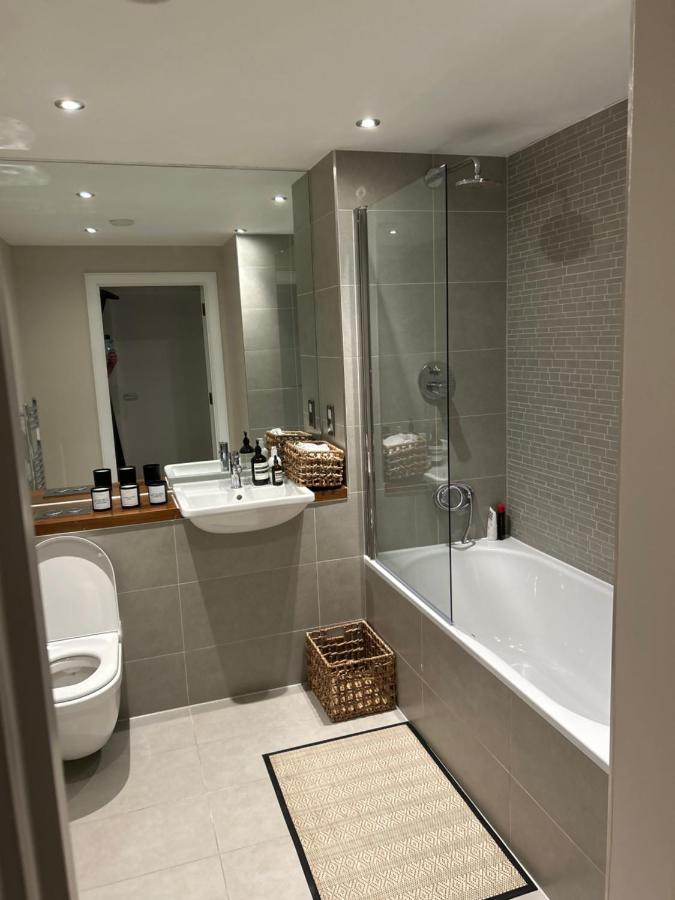 Cosy Bedroom In Luxury Apartment 런던 외부 사진