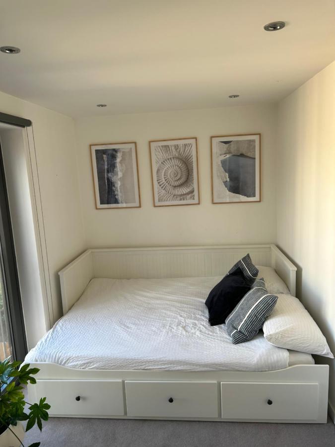 Cosy Bedroom In Luxury Apartment 런던 외부 사진
