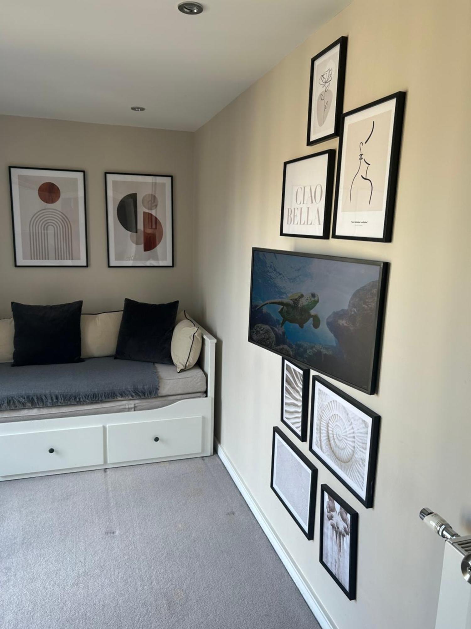 Cosy Bedroom In Luxury Apartment 런던 외부 사진